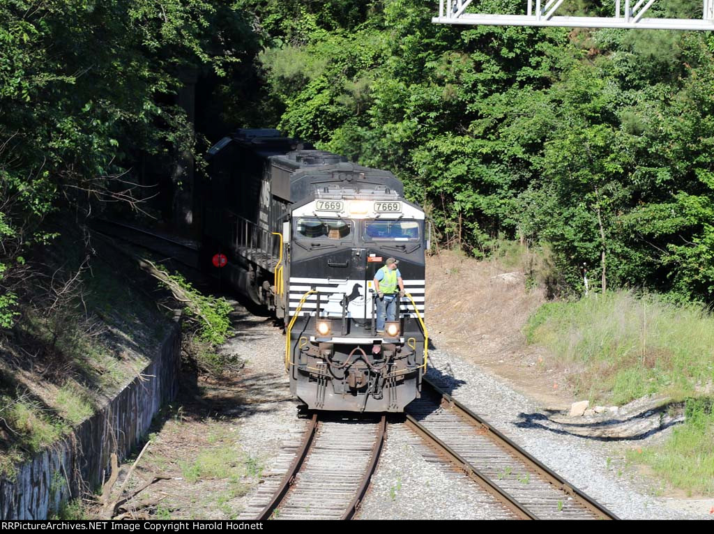 NS 7669 leads train E2T off of the VF line @ Boylan